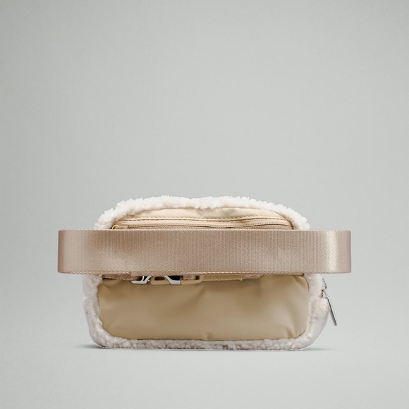 Everywhere Belt Bag Sherpa Fleece - IVORY/TRENCH - Picture 5 of 7